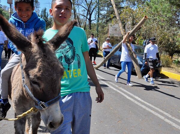 Juan Antonio Reyes, quien representará a Jesús de Nazareth, en su último recorrido previo a las actividades de Semana Santa en la alcaldía de Iztapalapa - Sputnik Mundo