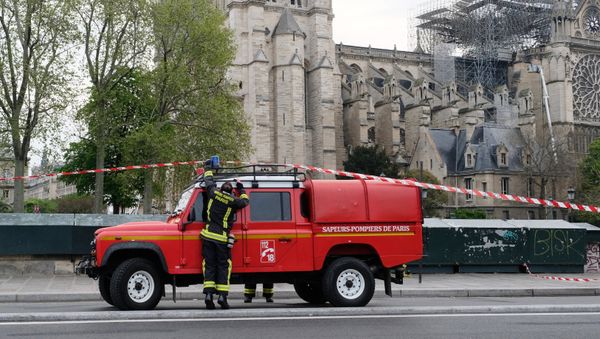 Los bomberos franceses cerca de la catedral Notre Dame Los bomberos franceses cerca de la catedral Notre Dame - Sputnik Mundo