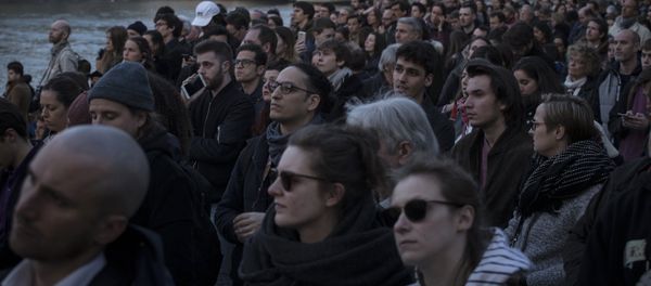 Gente reunida cerca de la catedral de Notre Dame - Sputnik Mundo