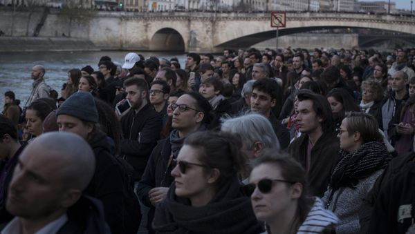 Gente reunida cerca de la catedral de Notre Dame Gente reunida cerca de la catedral de Notre Dame - Sputnik Mundo