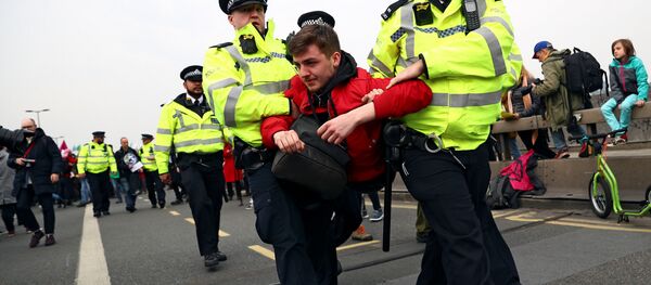 La Policía británica diene a los manifestantes por violar las normativas del orden público durante protestas ecologistas en Londres - Sputnik Mundo