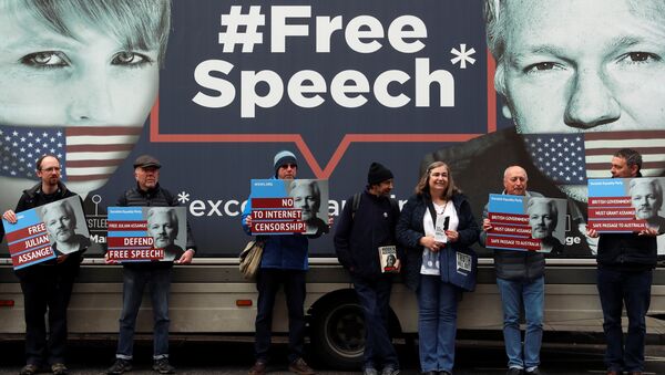 Partidarios de Julian Assange, fundador de WikiLeaks - Sputnik Mundo