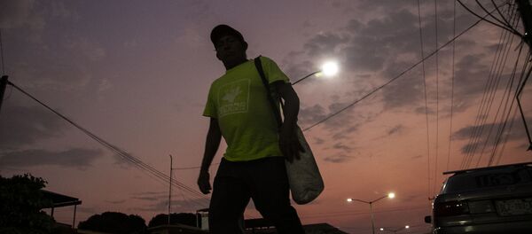 Miembro de caravana migrante camina en las calles de Huehuetán, Chiapas, México - Sputnik Mundo