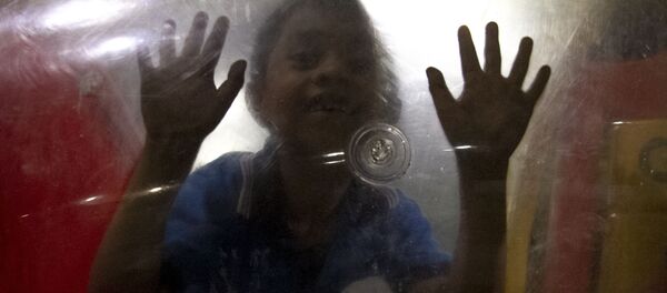 Niño de la caravana migrante juega en el “Teatro del Pueblo” de Huehuetán, Chiapas, México - Sputnik Mundo