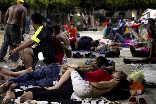 Miembros de la caravana migrante descansan en el “Teatro del Pueblo” en Huehuetán, Chiapas, México Miembros de la caravana migrante descansan en el “Teatro del Pueblo” en Huehuetán, Chiapas, México - Sputnik Mundo