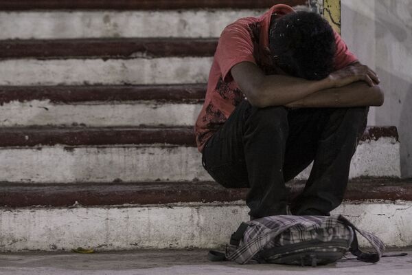 Miembros de la caravana migrante descansan en el “Teatro del Pueblo” en Huehuetán, Chiapas, México Miembros de la caravana migrante descansan en el “Teatro del Pueblo” en Huehuetán, Chiapas, México - Sputnik Mundo