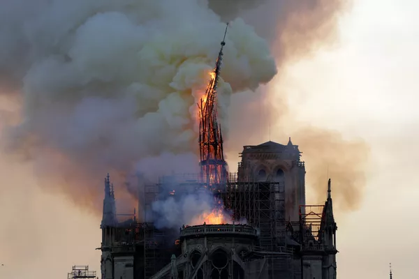 La catedral de Notre Dame de París en llamas La catedral de Notre Dame de París en llamas - Sputnik Mundo