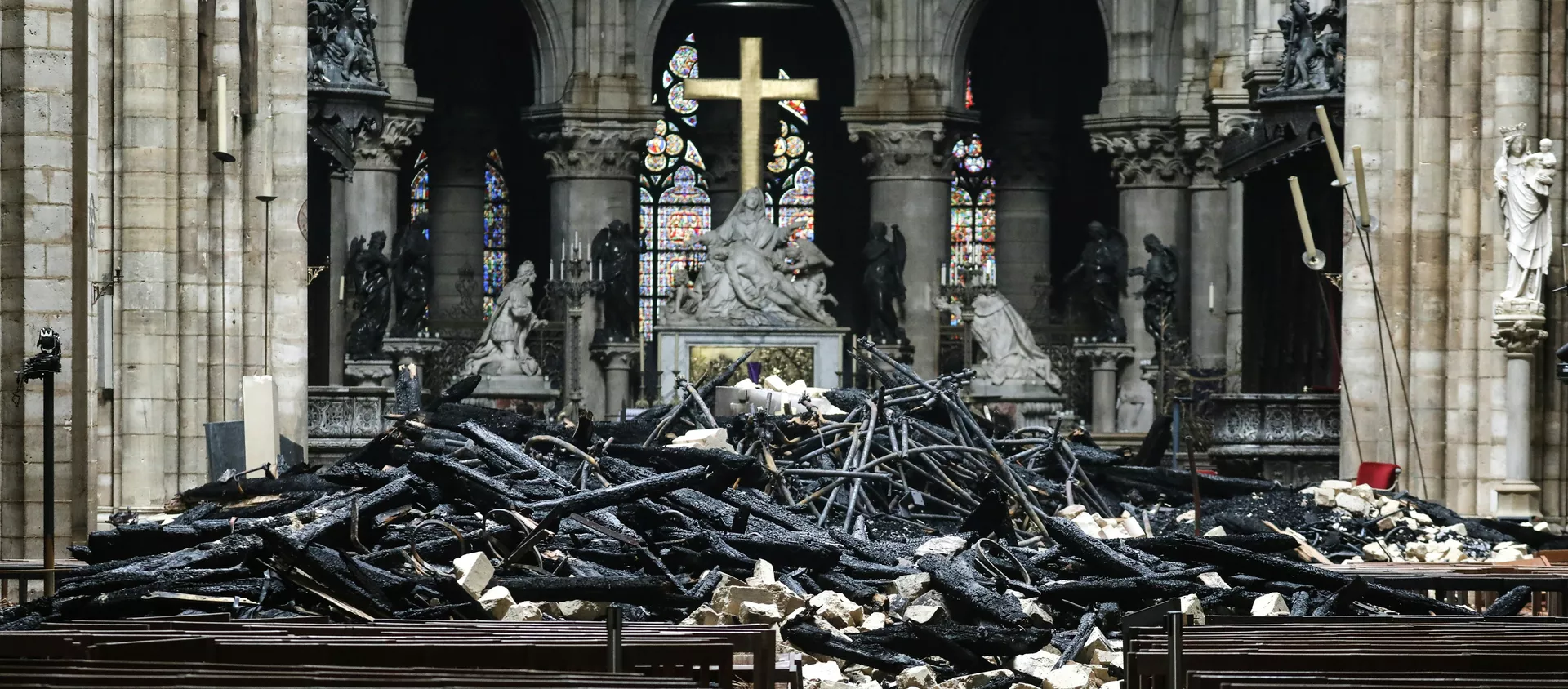 El interior de la catedral de Notre Dame de París tras el incendio El interior de la catedral de Notre Dame de París tras el incendio - Sputnik Mundo, 1920, 16.04.2019