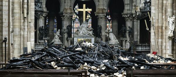 El interior de la catedral de Notre Dame de París tras el incendio El interior de la catedral de Notre Dame de París tras el incendio - Sputnik Mundo
