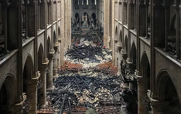 El interior de la catedral de Notre Dame de París tras el incendio El interior de la catedral de Notre Dame de París tras el incendio - Sputnik Mundo
