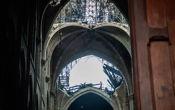 El techo de la catedral de Notre Dame tras el incendio El techo de la catedral de Notre Dame tras el incendio - Sputnik Mundo