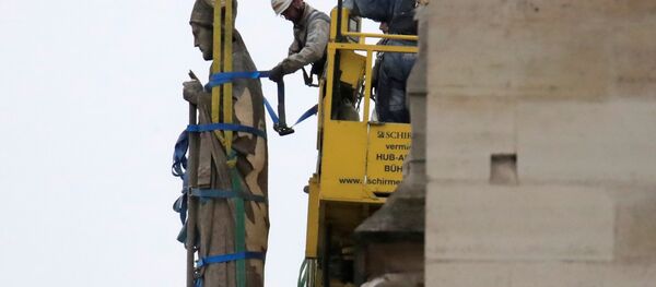 Un obrero trabaja en reparaciones de Notre Dame tras incendio del 15 de abril de 2019 - Sputnik Mundo