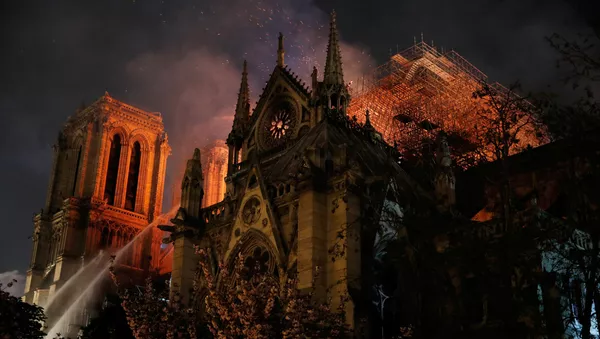 La catedral de Notre Dame de París, en llamas