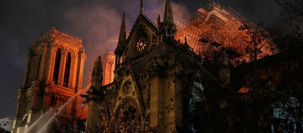 La catedral de Notre Dame de París, en llamas - Sputnik Mundo
