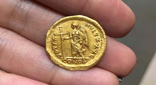 Moneda de oro bizantina con la imagen de la diosa Victoria al reverso - Sputnik Mundo