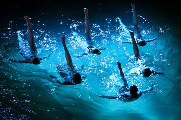 Синхронистки во время выступления на Шанхайском международном автосалоне - Sputnik Mundo