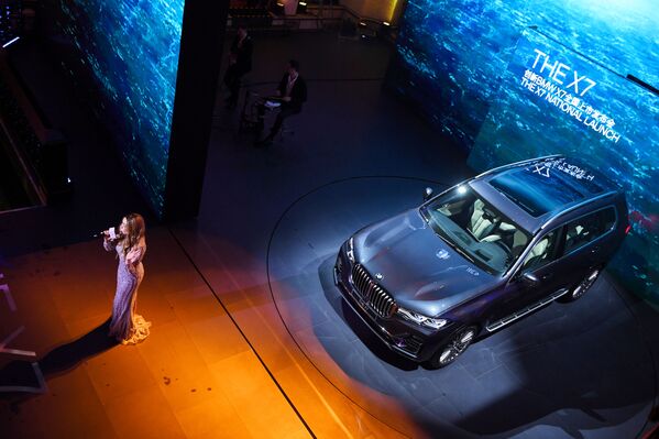 Певица во время выступления на Шанхайском международном автосалоне - Sputnik Mundo