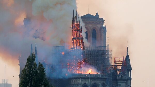 La catedral de Notre Dame de París, en llamas - Sputnik Mundo