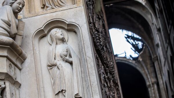 La catedral de Notre Dame de París tras el incendio - Sputnik Mundo