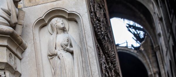 La catedral de Notre Dame de París tras el incendio - Sputnik Mundo