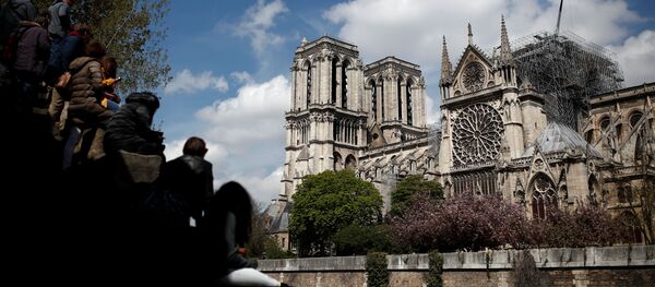 La gente mira la catedral de Notre Dame - Sputnik Mundo