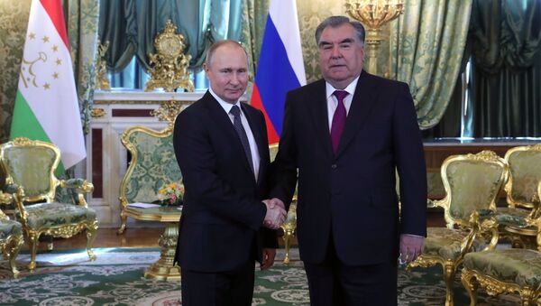 El presidente de Rusia, Vladímir Putin, y el presidente de Tayikistán, Emomali Rahmon - Sputnik Mundo