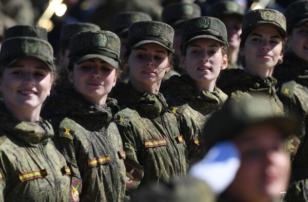 Курсантки во время репетиции парада Победы на военном полигоне Алабино - Sputnik Mundo