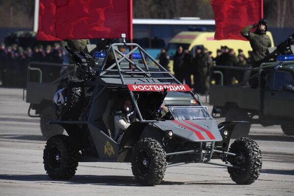 Тактический авто-вездеход Чаборз М-3 вооружения Росгвардии РФ во время репетиции парада Победы на военном полигоне Алабино - Sputnik Mundo