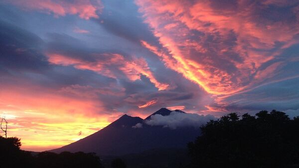 Volcanes y la puesta del sol, referencial - Sputnik Mundo
