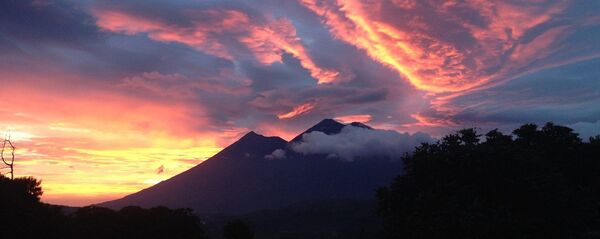 Volcanes y la puesta del sol, referencial Volcanes y la puesta del sol, referencial - Sputnik Mundo
