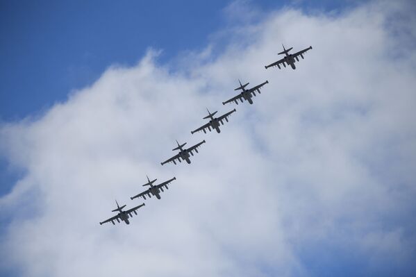 Штурмовики Су-25 над аэродромом Кубинка во время репетиции воздушной части парада Победы - Sputnik Mundo
