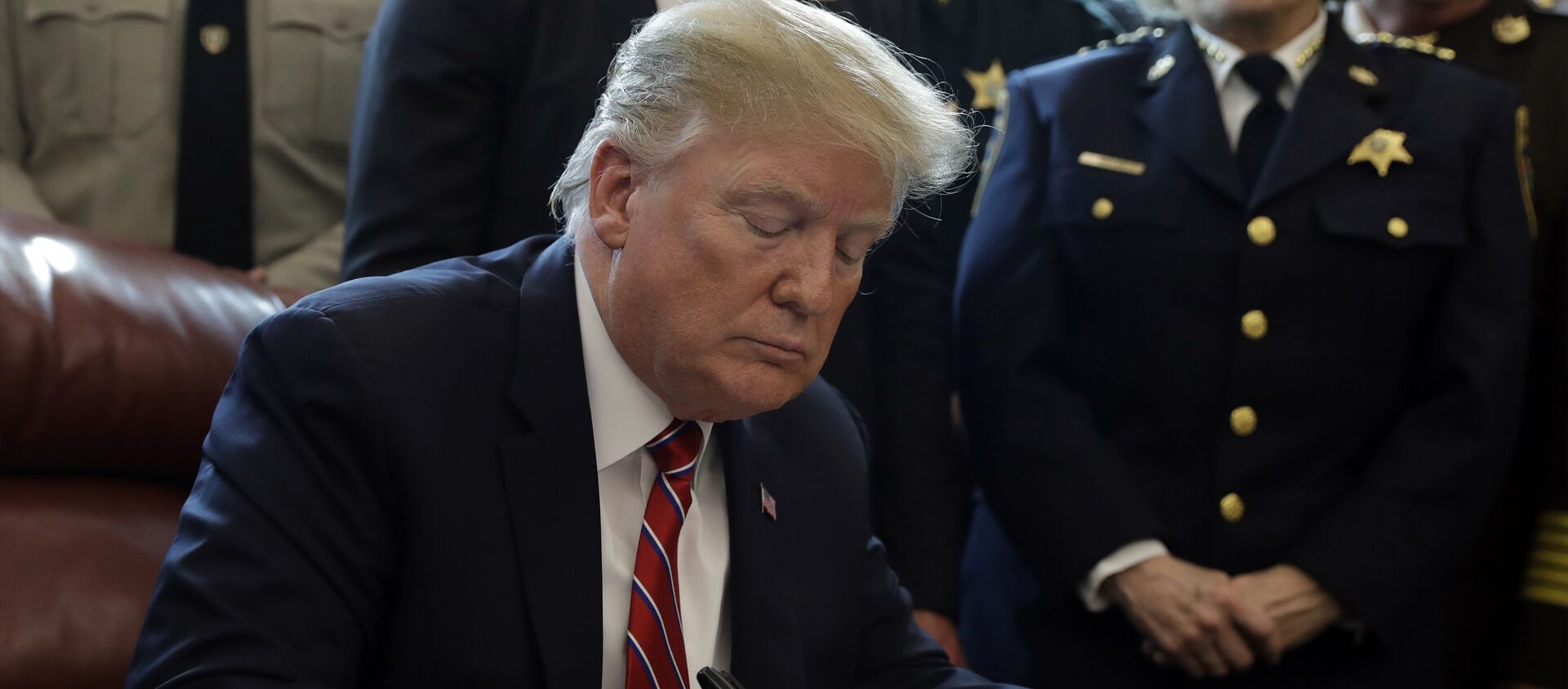 Trump firma un documento (archivo) - Sputnik Mundo, 1920, 26.07.2019