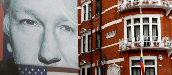 Retrato de Julian Assange cerca de la Embajada de Ecuador en Londres - Sputnik Mundo