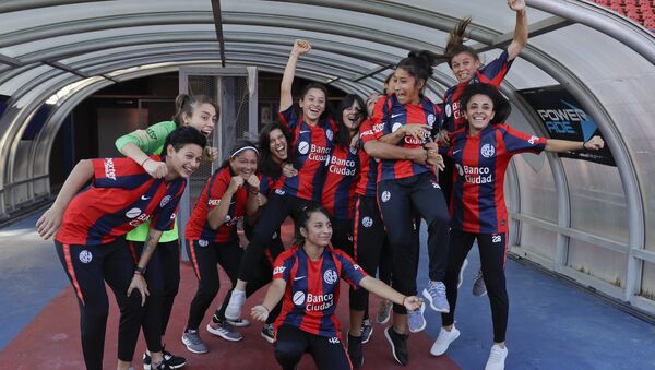 Jugadoras profesionales del Club San Lorenzo en Argentina - Sputnik Mundo