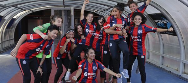 Jugadoras profesionales del Club San Lorenzo en Argentina Jugadoras profesionales del Club San Lorenzo en Argentina - Sputnik Mundo