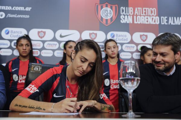 La jugadora argentina Macarena Sánchez firmó el 12 de abril un contrato profesional en el club de fútbol San Lorenzo  - Sputnik Mundo