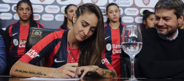 La jugadora argentina Macarena Sánchez firmó el 12 de abril un contrato profesional en el club de fútbol San Lorenzo La jugadora argentina Macarena Sánchez firmó el 12 de abril un contrato profesional en el club de fútbol San Lorenzo - Sputnik Mundo