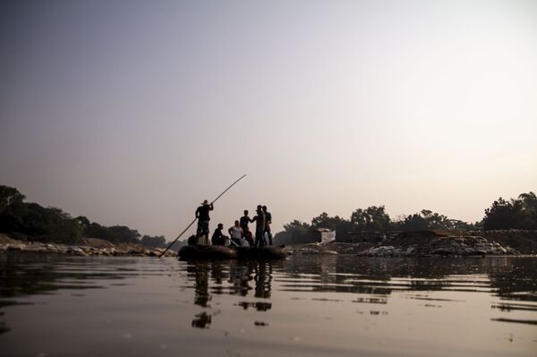 Suchiate, Chiapas, Grupo de migrantes cruza por el río Suchiate - Sputnik Mundo