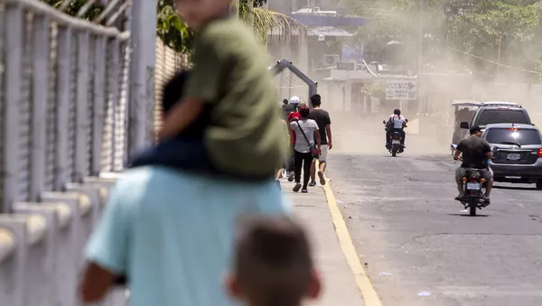 Tecún Umán, Guatemala. Migrantes caminan por el puente Rodolfo Robles, para iniciar su solicitud de visa humanitaria