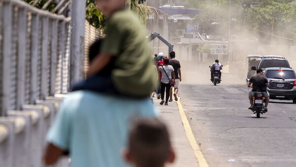 Tecún Umán, Guatemala. Migrantes caminan por el puente Rodolfo Robles, para iniciar su solicitud de visa humanitaria - Sputnik Mundo