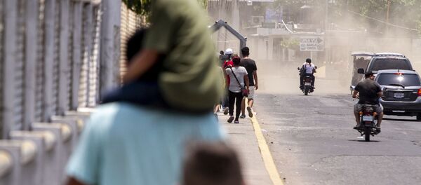 Tecún Umán, Guatemala. Migrantes caminan por el puente Rodolfo Robles, para iniciar su solicitud de visa humanitaria - Sputnik Mundo