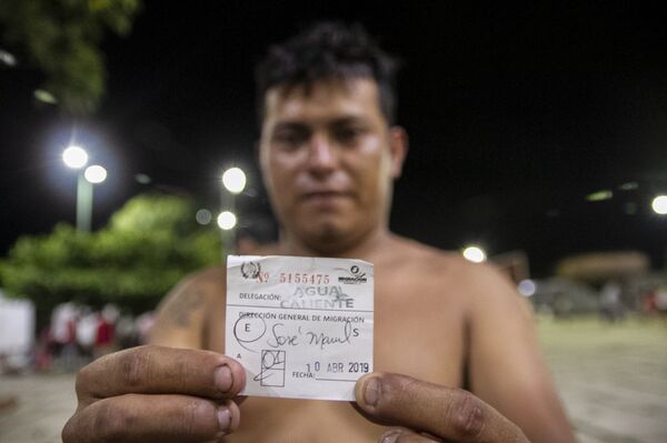 Huehuetán, Chiapas. Miembro de la caravana migrante muestra su ingreso a Guatemala - Sputnik Mundo