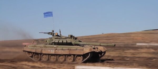 Sumérgete en la acción del biatlón de tanques en Rusia - Sputnik Mundo