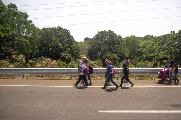 Miembros de la caravana migrante caminan sobre la carretera México 200, rumbo al norte del país, Tapachula, Chiapas, México Miembros de la caravana migrante caminan sobre la carretera México 200, rumbo al norte del país, Tapachula, Chiapas, México - Sputnik Mundo