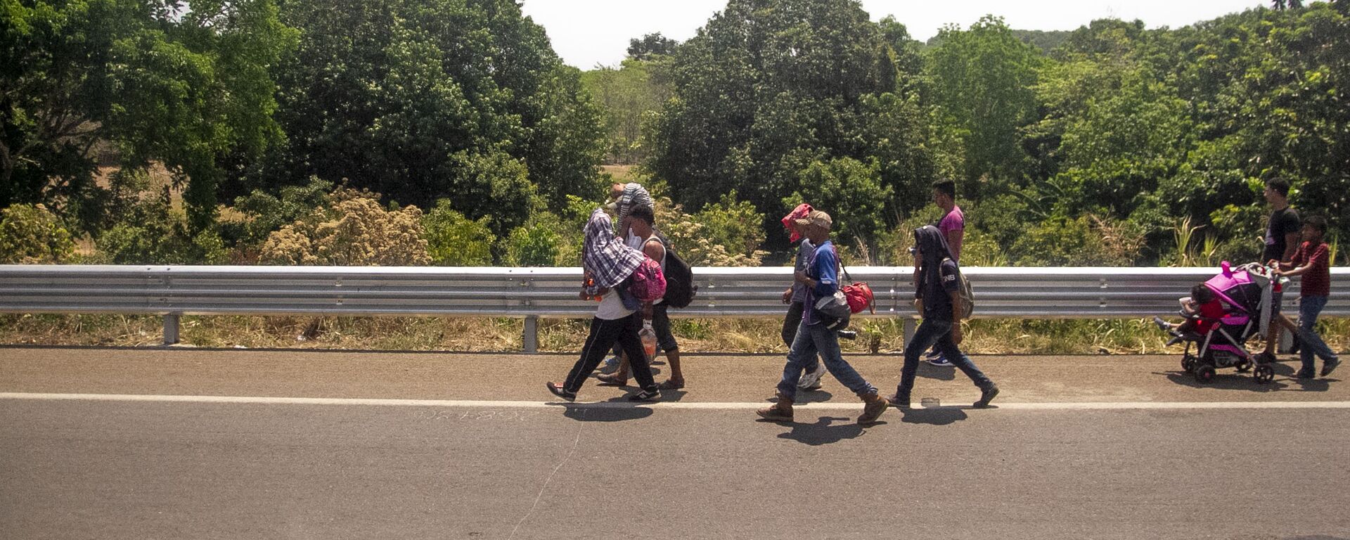 Miembros de la caravana migrante caminan sobre la carretera México 200, rumbo al norte del país, Tapachula, Chiapas, México Miembros de la caravana migrante caminan sobre la carretera México 200, rumbo al norte del país, Tapachula, Chiapas, México - Sputnik Mundo, 1920, 01.11.2021