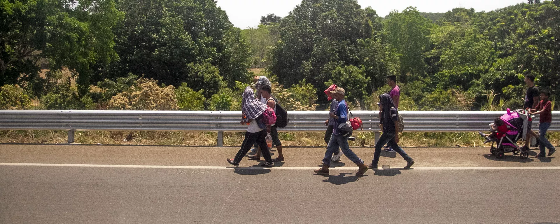 Miembros de la caravana migrante caminan sobre la carretera México 200, rumbo al norte del país, Tapachula, Chiapas, México Miembros de la caravana migrante caminan sobre la carretera México 200, rumbo al norte del país, Tapachula, Chiapas, México - Sputnik Mundo, 1920, 01.11.2021