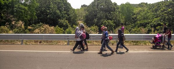 Miembros de la caravana migrante caminan sobre la carretera México 200, rumbo al norte del país, Tapachula, Chiapas, México - Sputnik Mundo