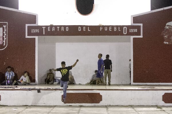 Miembros de la caravana migrate descansan en el Teatro del Pueblo, Huehuetán, Chiapas, México - Sputnik Mundo
