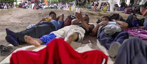 Tres ex-militares tirados en el pasto del Teatro del Pueblo, Huehuetán, Chiapas, México - Sputnik Mundo