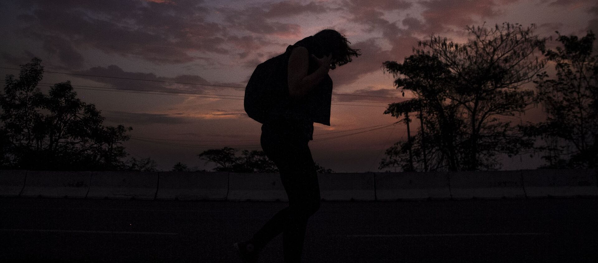 Tapachula, Chiapas. Mujer camina en la carretera México 200 rumbo al norte del país. - Sputnik Mundo, 1920, 18.04.2019